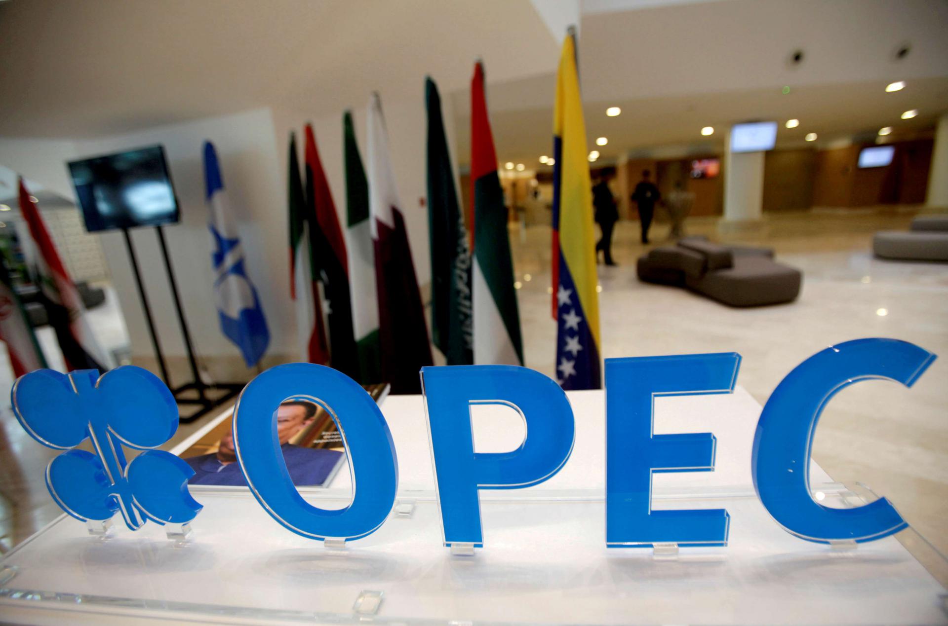 اتفاق روسي سعودي يجنب تحالف أوبك+ خلافات حول تمديد اتفاق خفض النفط