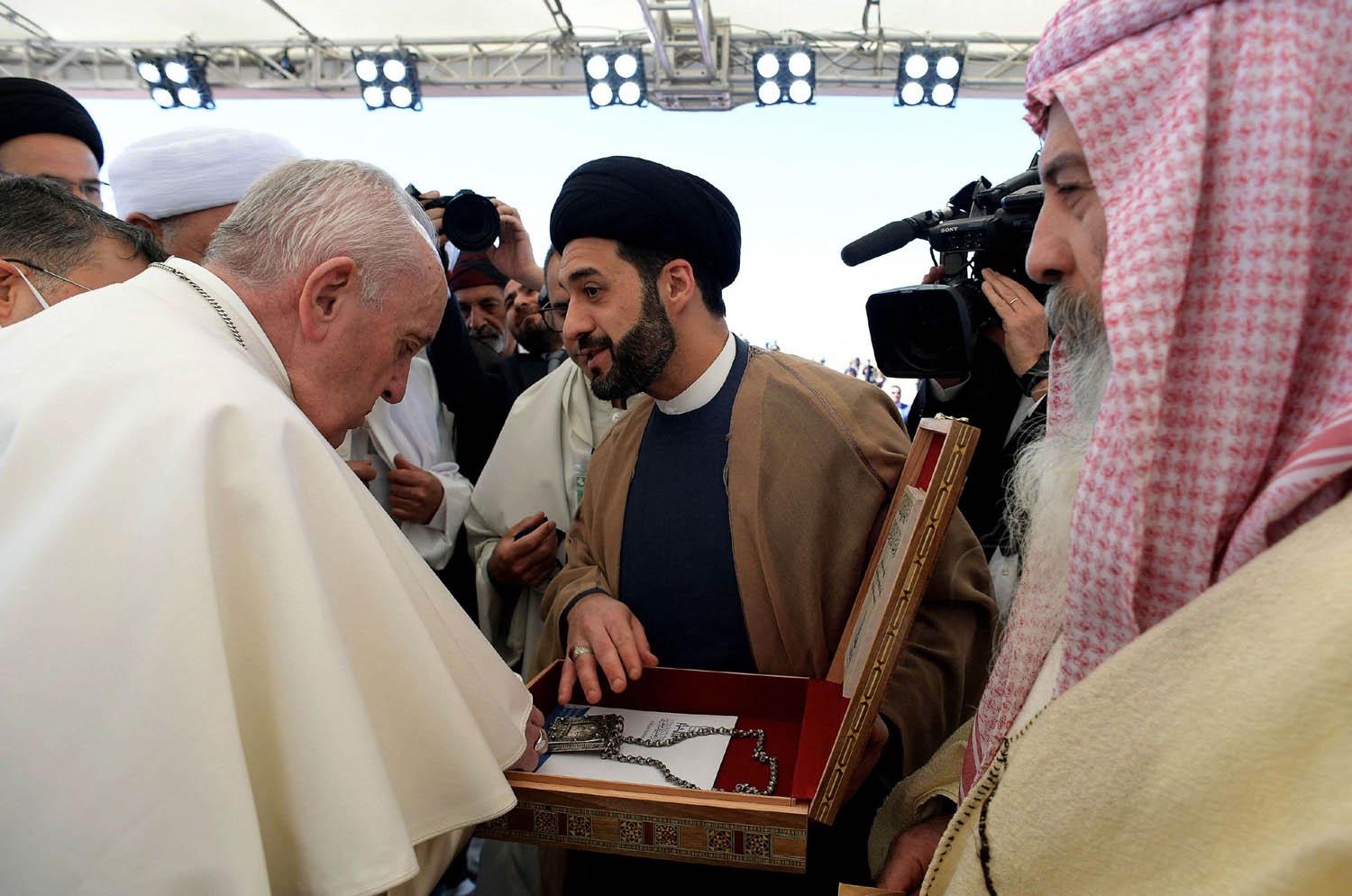 البابا يستمع لرجل ديني شيعي في أور جنوب العراق