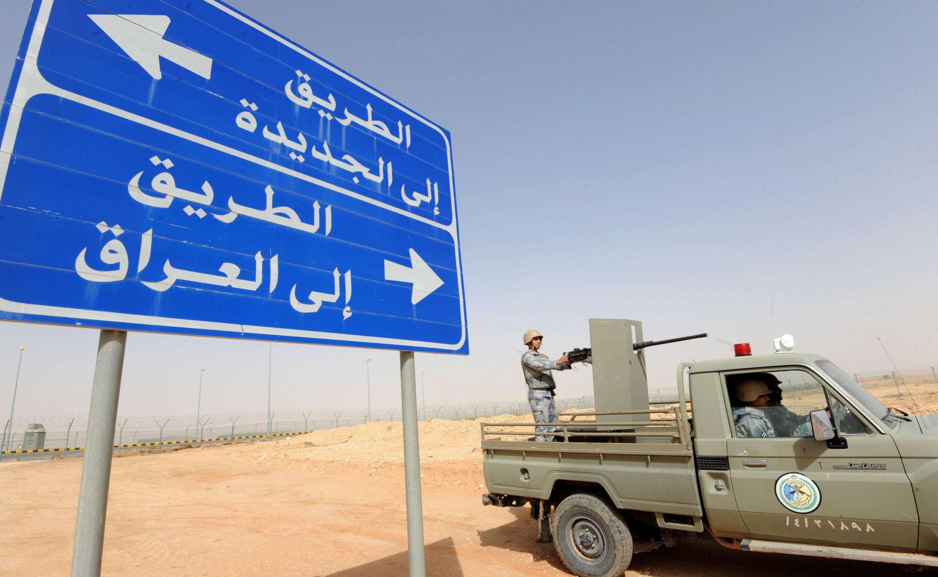 السعودية ترتبط بحدود ممتدة من العراق من ضمنها جدار أمني بطول 900 كلم