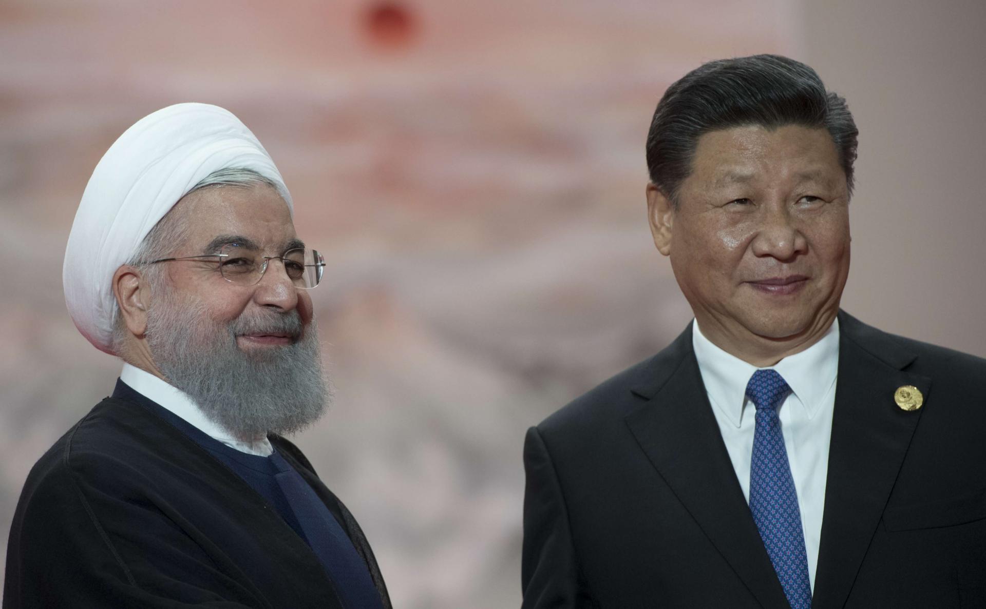 الرئيس الايراني حسن روحاني ونظيره الصيني شي جين بينغ