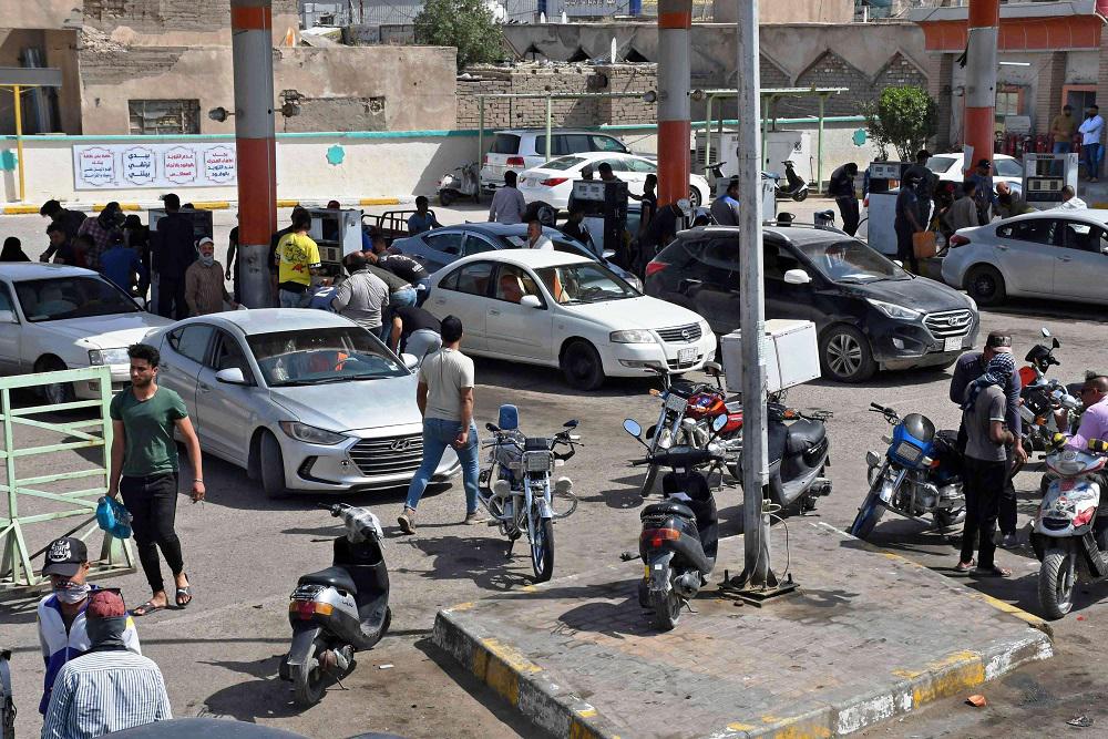طوابير أمام محطات الوقود في الناصرية بعد نقص النفط بسبب الاحتجاجات