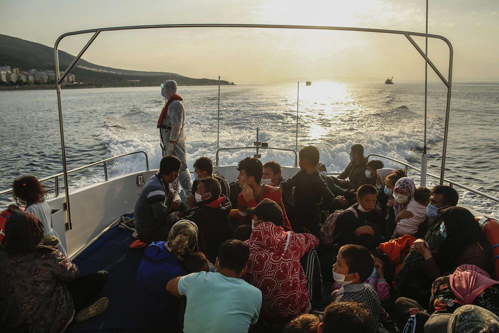 تركيا تؤجج التوتر مع أثينا بتسهيل عبر مهاجرين إلى المياه الاقليمية اليونانية