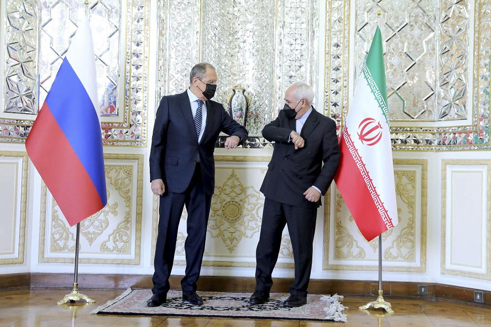 لقاء في طهران يجمع بين وزير الخارجية محمد جواد ظريف (يمين) ونظيره الروسي سيرغي لافروف
