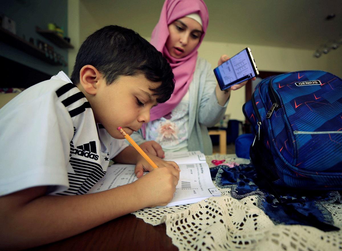 طالب لبناني يدرس عبر الانترنت وسط إغلاق المدارس في مدينة صيدا