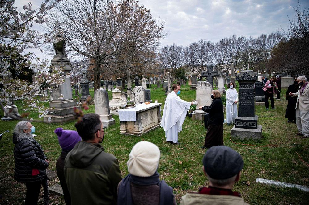 احتفال بعيد الفصح في مقبرة بواشنطن