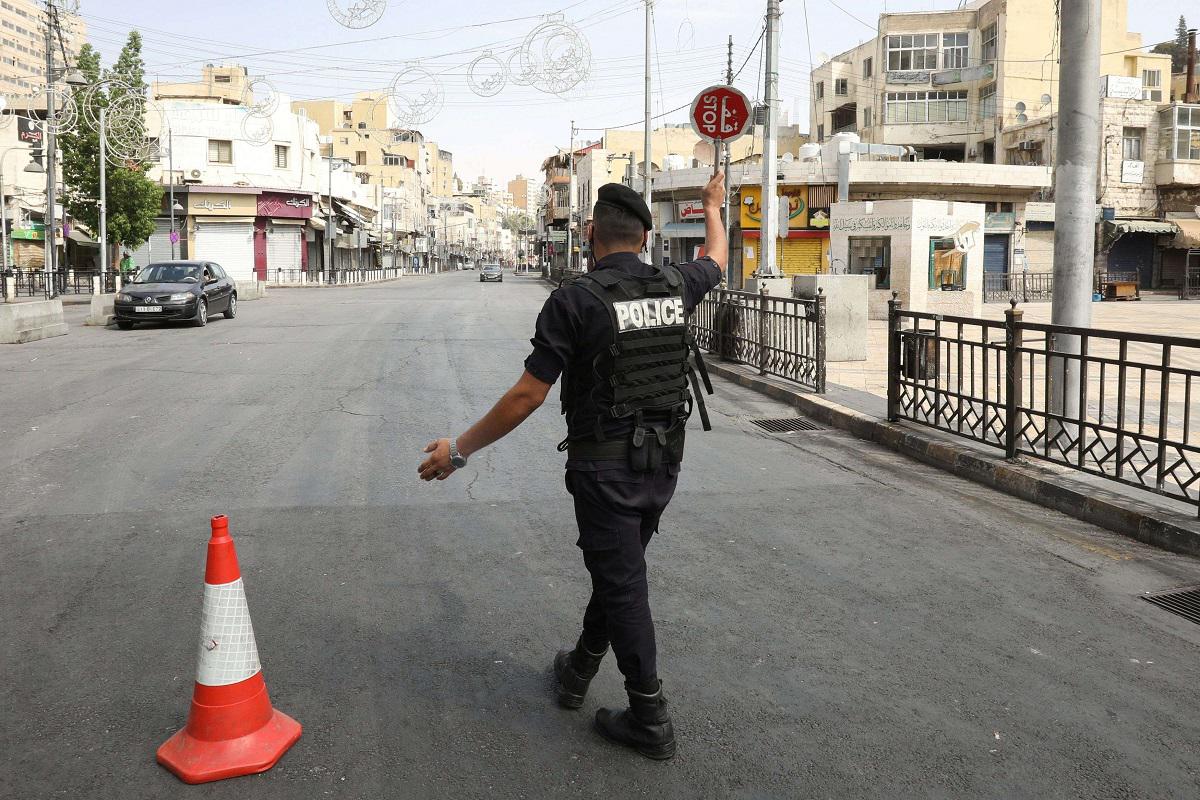 شرطي أردني يحرس نقطة تفتيش خلال حظر التجول في المملكة