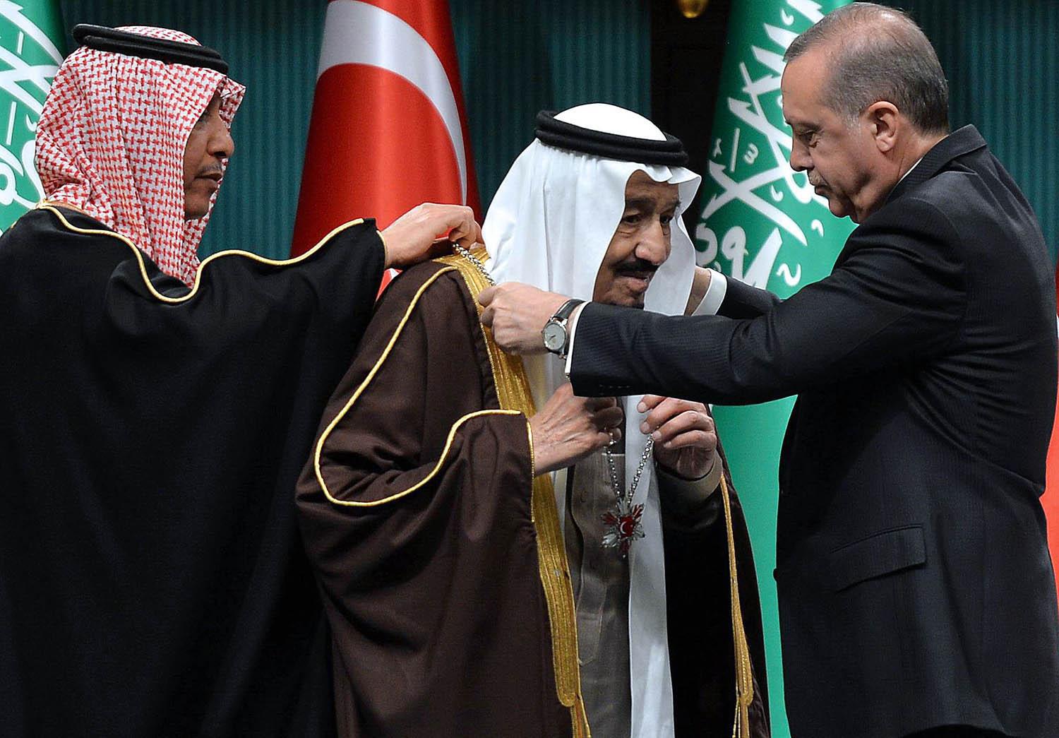 الرئيس التركي رجب طيب اردوغان والعاهل السعودي الملك سلمان بن عبدالعزيز ال سعود