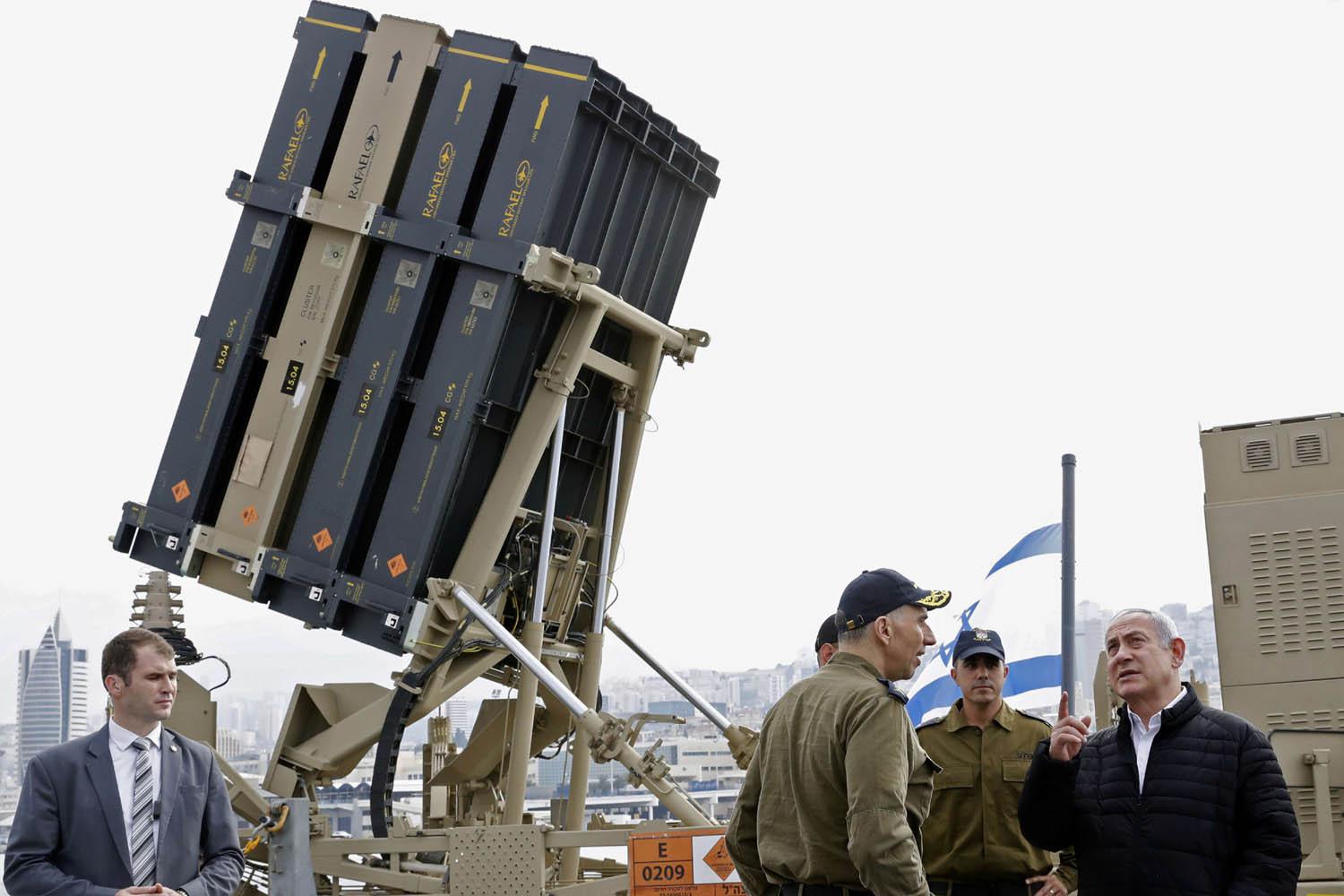 رئيس الوزراء الإسرائيلي بنيامين نتانياهو يتفقد صواريخ القبة الحديدية