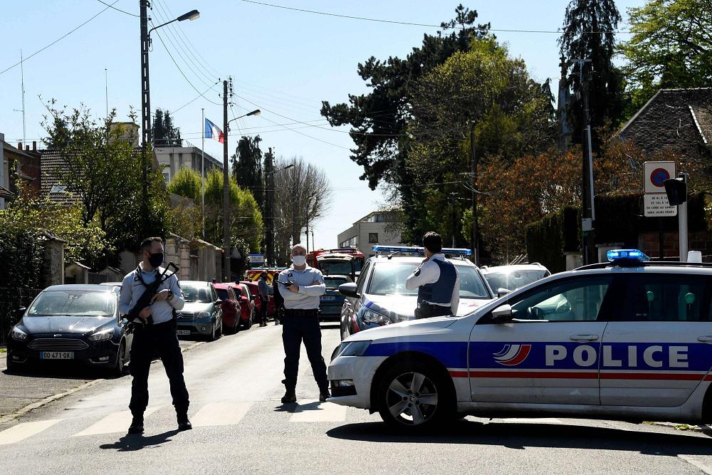 الشرطة الفرنسية تطوق مكان الاعتداء بعد أن قتلت المهاجم