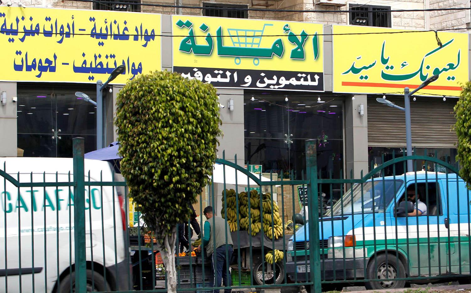 دكان في ضواحي بيروت يرفع شعارات حزب الله