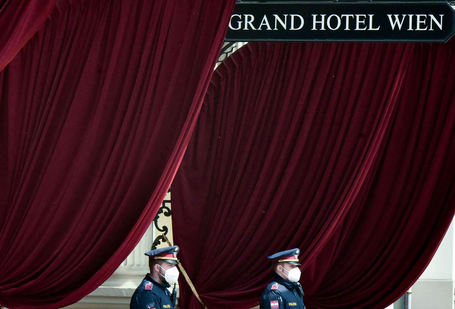 مدخل فندق غراند هوتيل في فيينا حيث تجري المفاوضات مع إيران