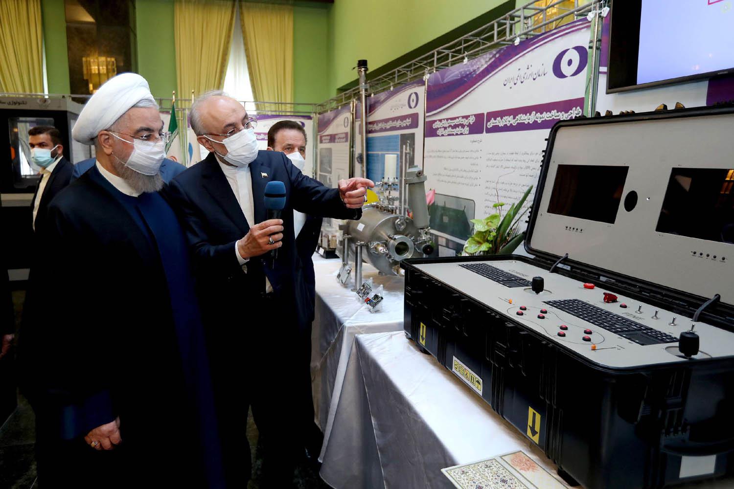 الرئيس الإيراني حسن روحاني يزور منشأة نووية إيرانية