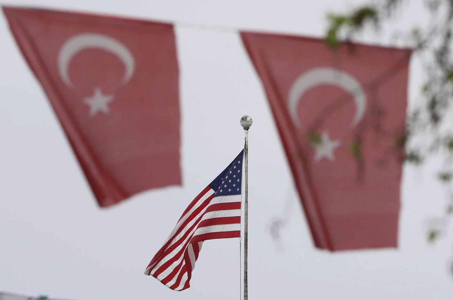 اعلام تركية امام السفارة الأميركية في أنقرة