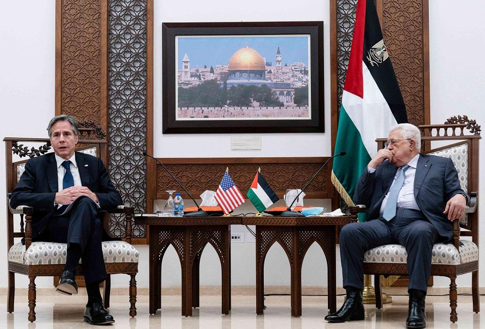 لقاء بين الرئيس الفسلطيني محمود عباس (يمين) ووزير الخارجية الأميركي أنتوني بلينكين في رام الله