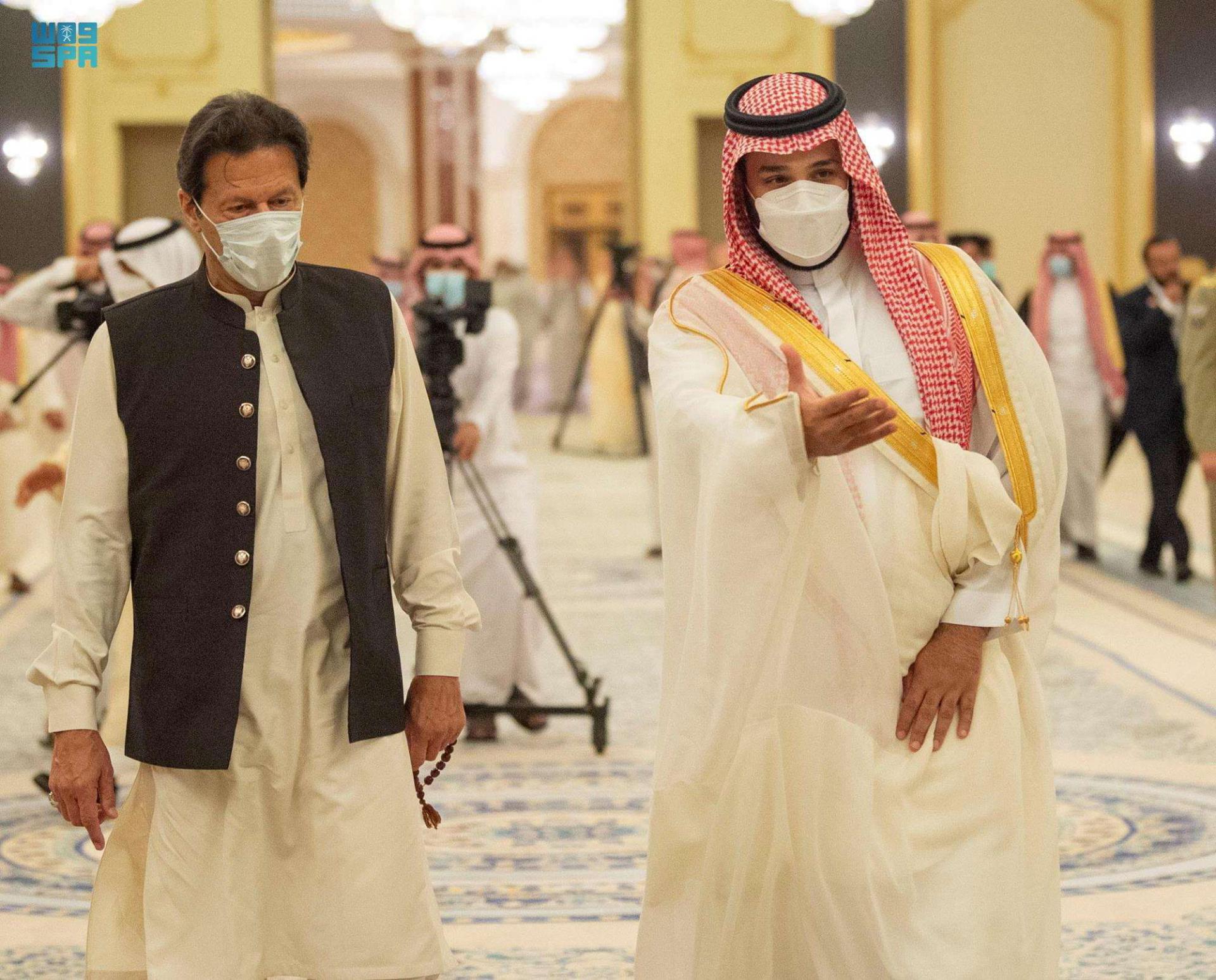 ولي العهد السعودي الأمير محمد بن سلمان (يمين) يستقبل رئيس الوزراء الباكستاني عمران خان