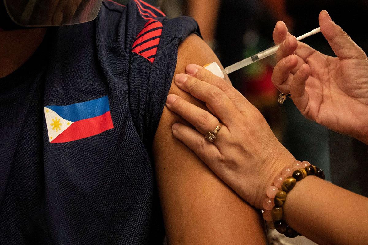 تطعيم رياضي فلبيني ضد فيروس كورونا قبل دورة الألعاب الأولمبية بطوكيو