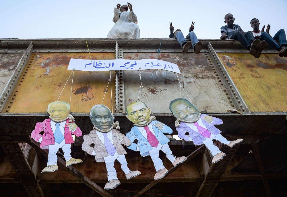 دعوات في السودان للحكم بأشد العقوبات على البشير ورموز نظامه