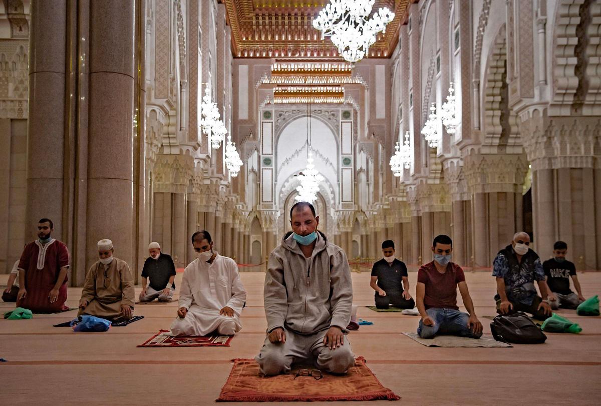 مواطنون مغاربة يؤدون الصلاة في مسجد الحسن الثاني في الدار البيضاء