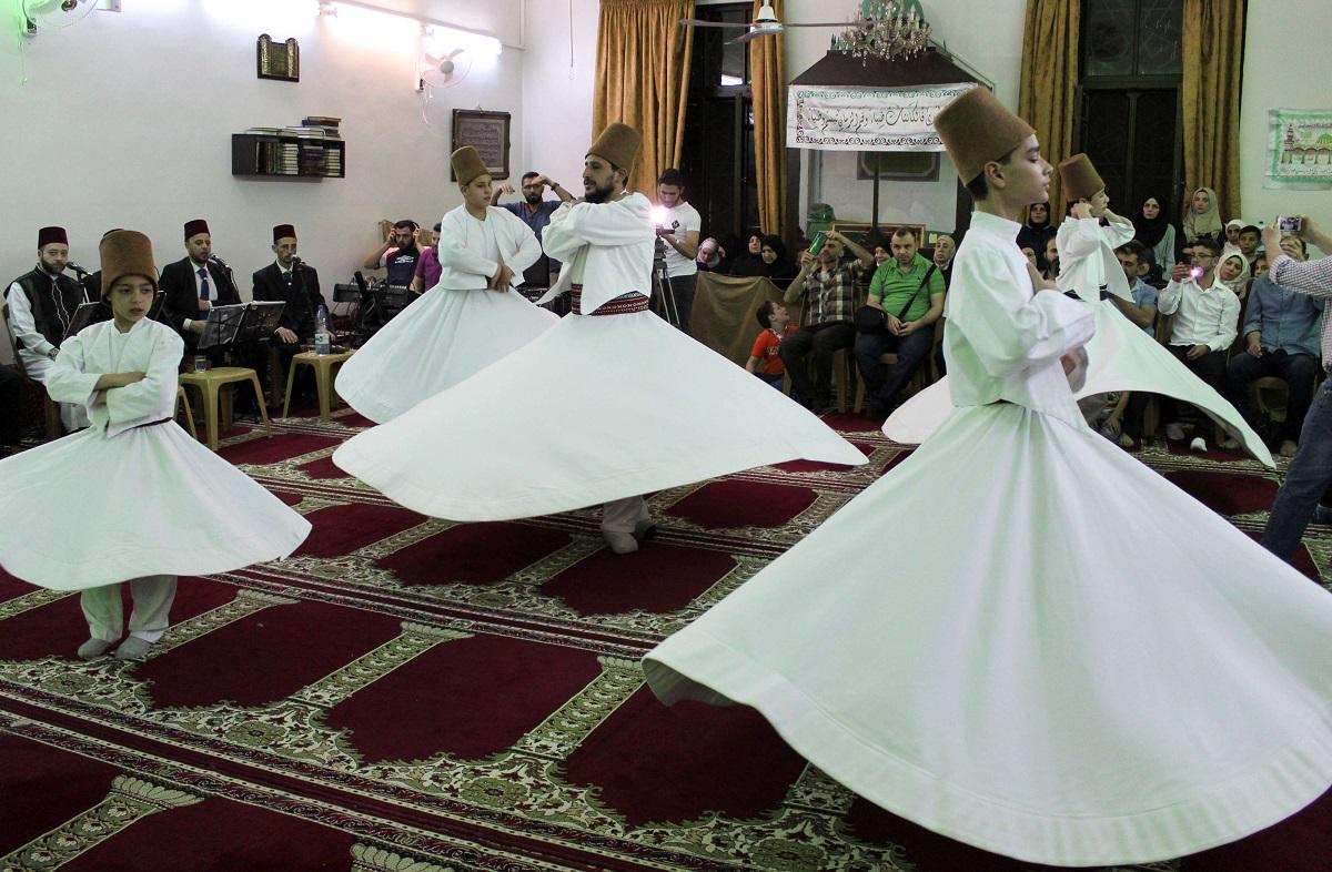 راقصو المولوية يقدمون عروضا في دمشق