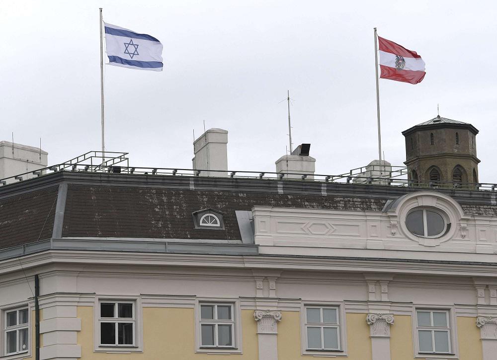 رفع النمسا لعلم إسرائيل فوق مبنى المستشارية يسمم الجهود الدبلوماسية لاحياء الاتفاق النووي الإيراني