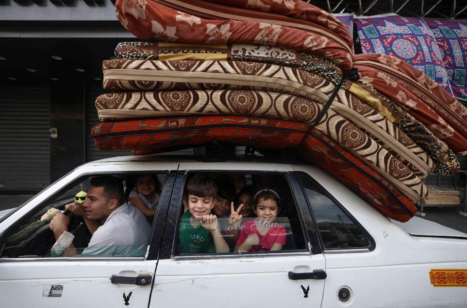 فلسطيني يعود بعائلته إلى منزلهم وسط غزة بعد الهدنة