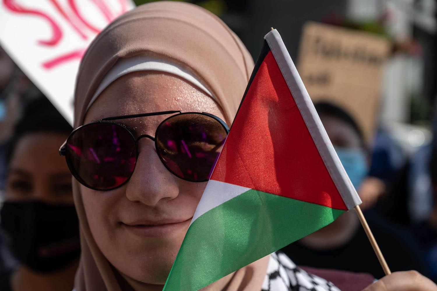 ناشطة فلسطينية في تظاهرة في لويسفيل في ولاية كنتاكي الأميركية