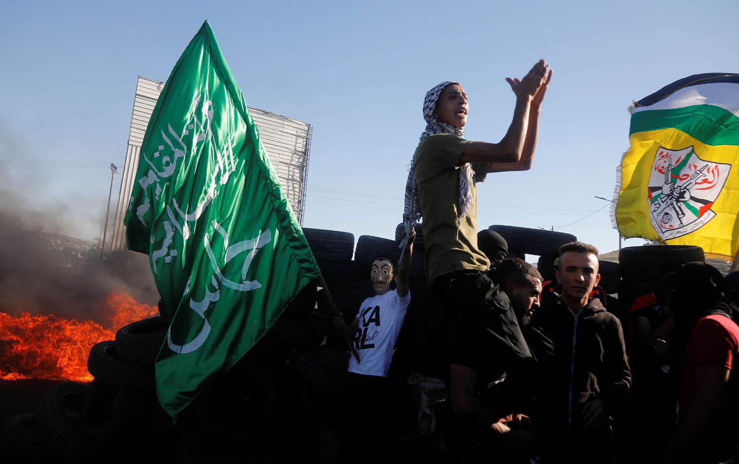 فلسطينية ترفع راية حماس في نابلس في الضفة الغربية