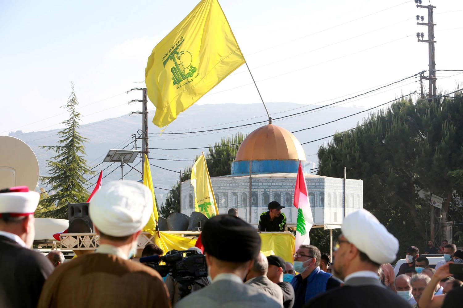 متظاهرون من حزب الله يرفعون مجسما للمسجد الأقصى