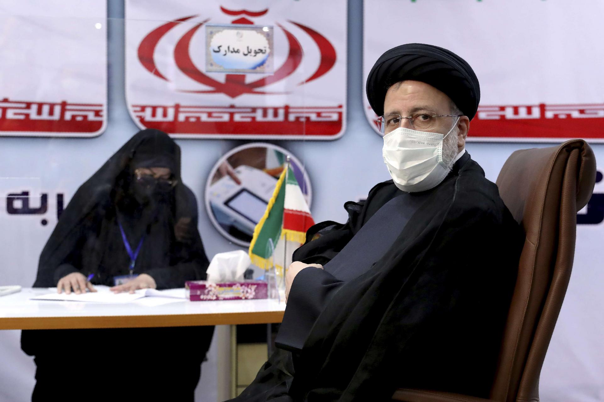 توقعات بأن تنحسر المنافسة في انتخابات الرئاسة الإيرانية بين رئيسي عن تيار المحافظين ولاريجاني عن 'الاصلاحيين'