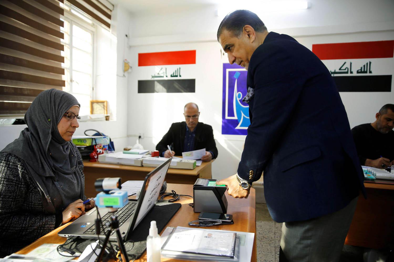 عراقي يقوم بالتسجيل