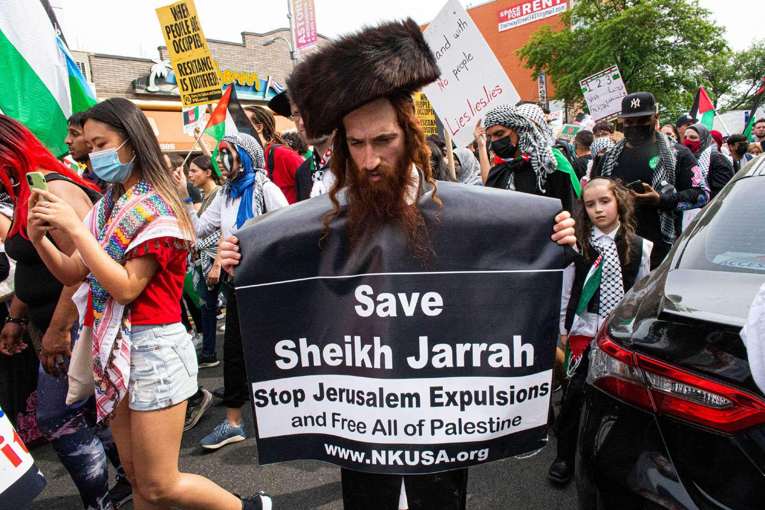 متظاهر يهودي في نيويورك مناصر للقضية الفلسطينية