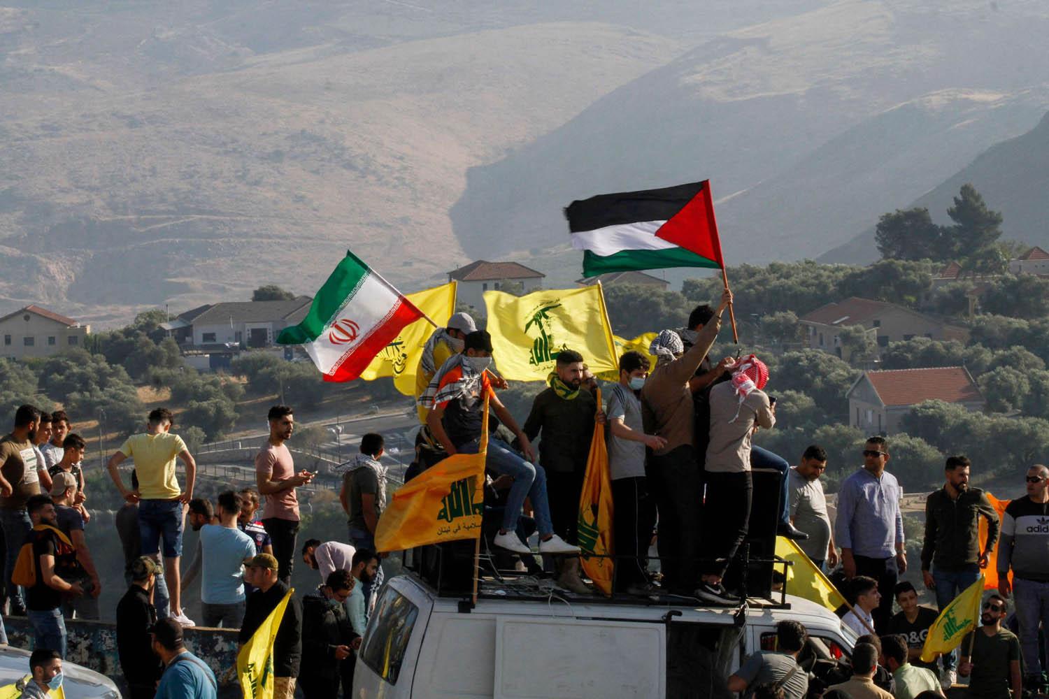 ناشطون من حزب الله على الحدود مع إسرائيل