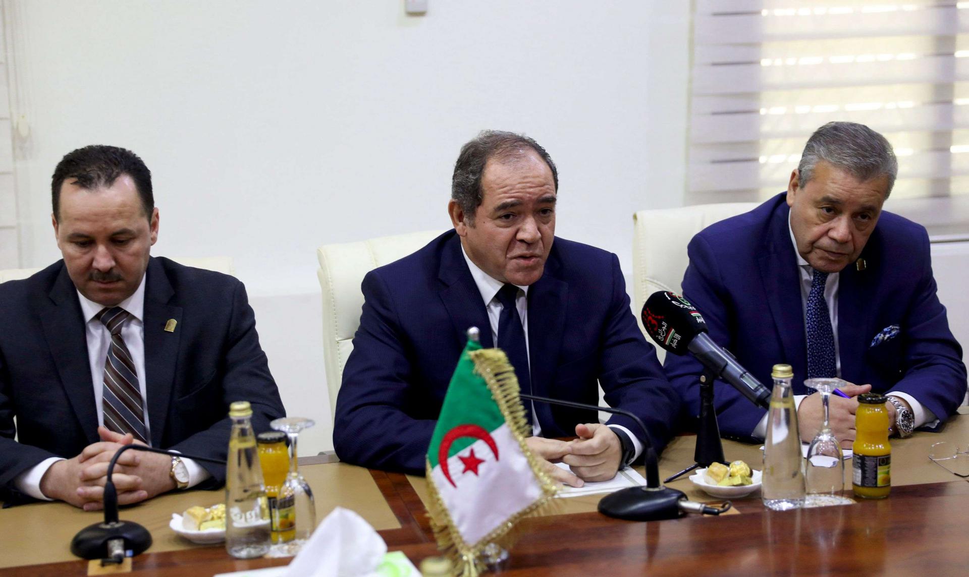 الجزائر دفعت في السابق بتعزيزات عسكرية ضخمة للحدود مع ليبيا خوفا من تسلل ارهابيين إلى أراضيها