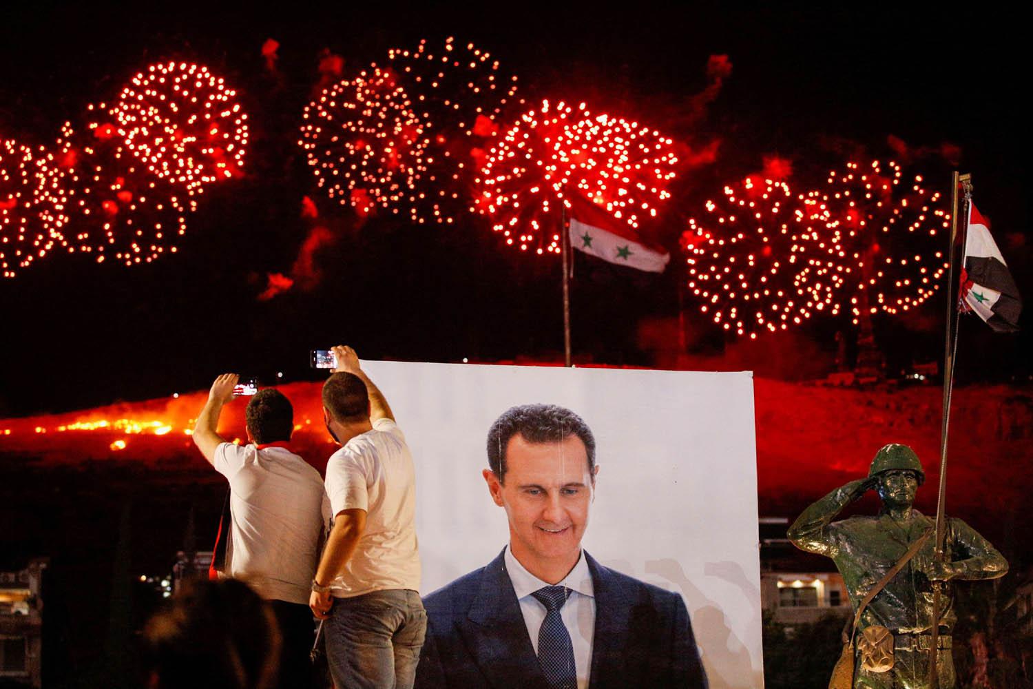 سوريون يحتفلون في دمشق بفوز بشار الأسد في الانتخابات الرئاسية