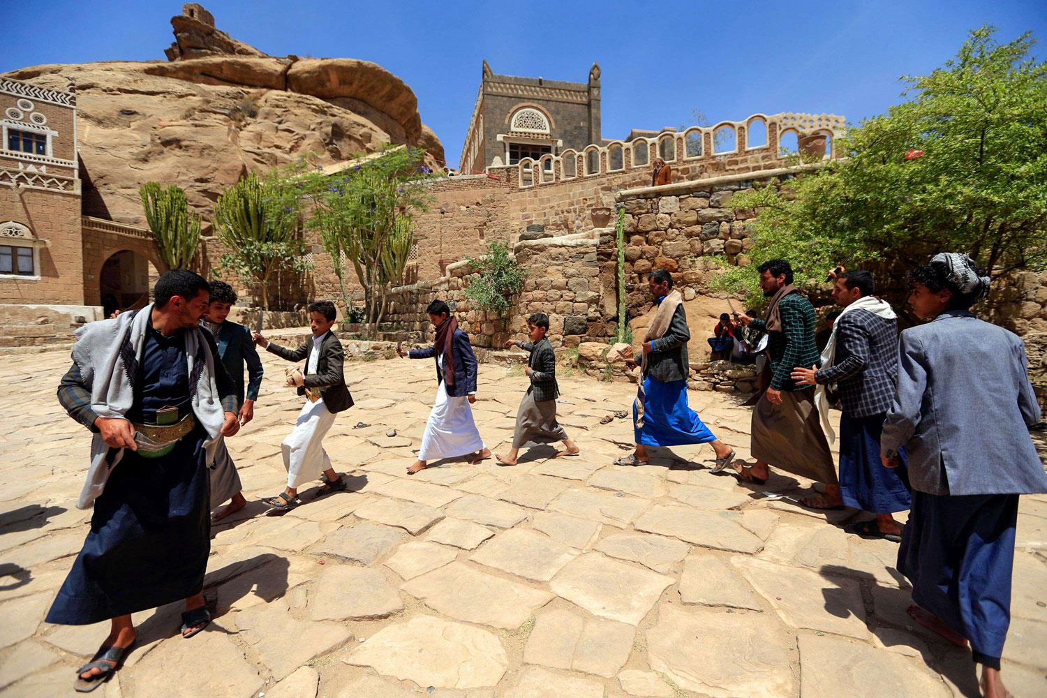 يمنيون يرقصون