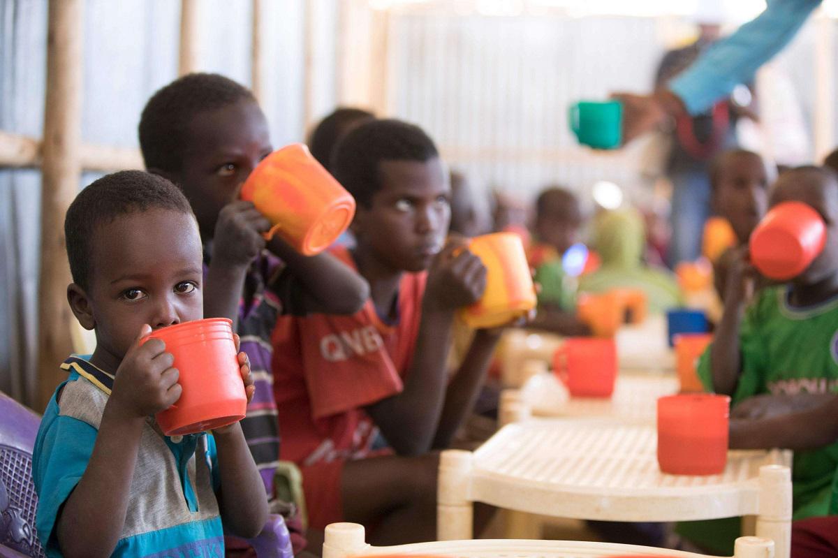 تلاميذ إثيوبيون يشربون بروتينا قدمه برنامج الغذاء العالمي للمدارس
