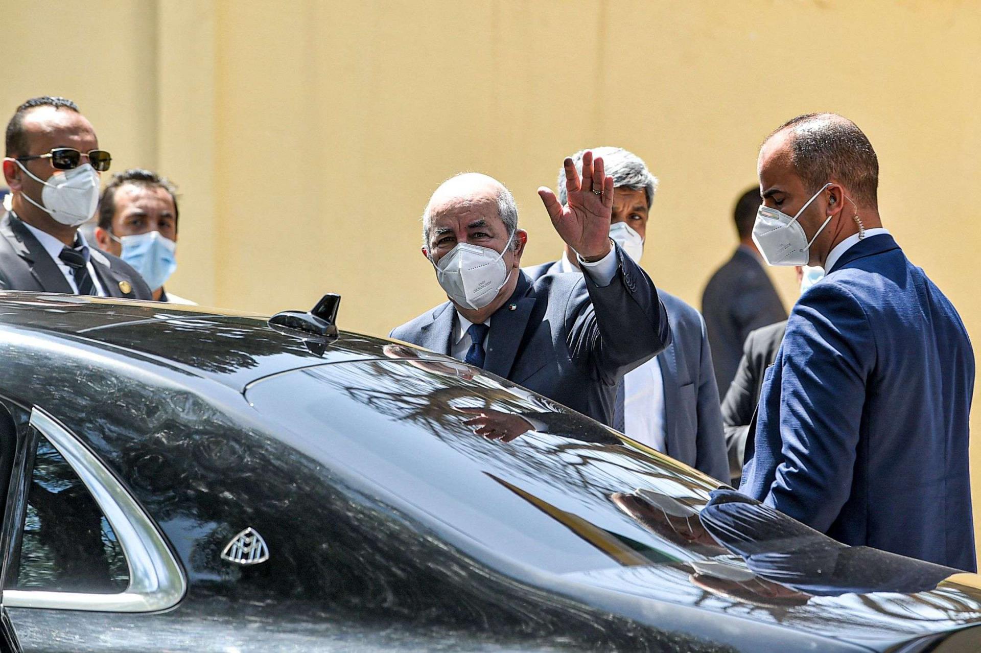 الرئيس الجزائري عبدالمجيد تبون يلوح بيده بعد إنهائه التصويت في الانتخابات