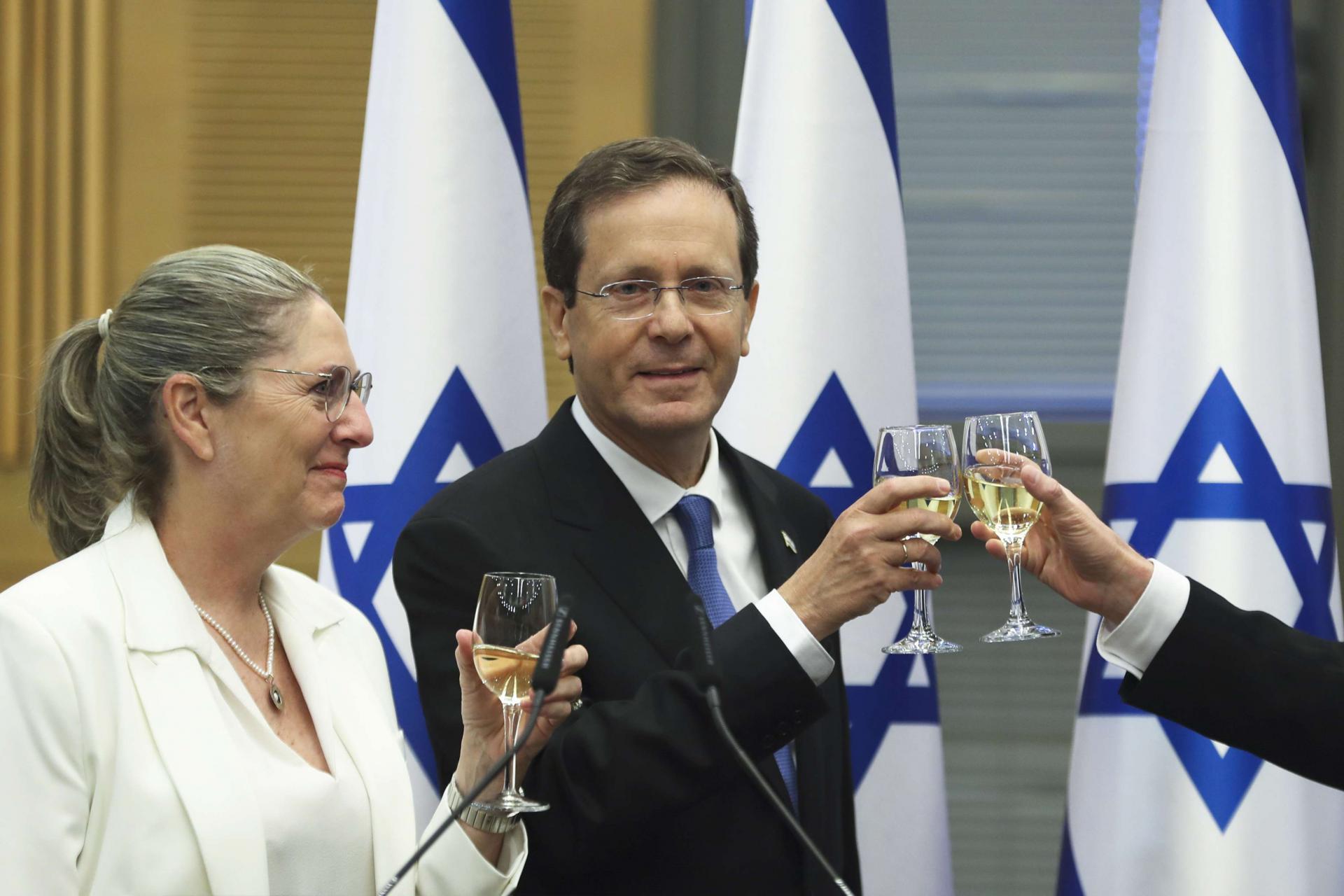 الرئيس الإسرائيلي الجديد إسحق هرتسوغ وزوجته يحتفلان بعد انتخابه من قبل الكنيست