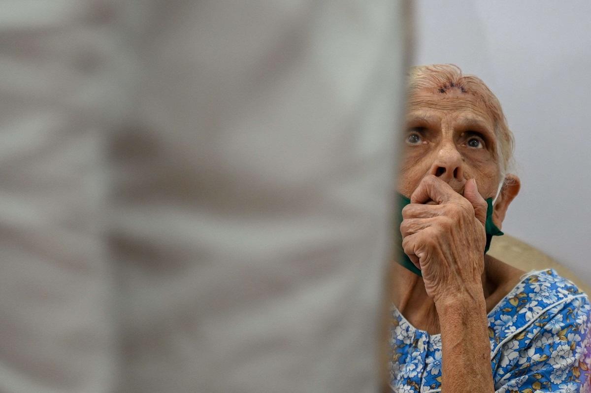 مسنة هندية تنتظر تلقي لقاح كورونا
