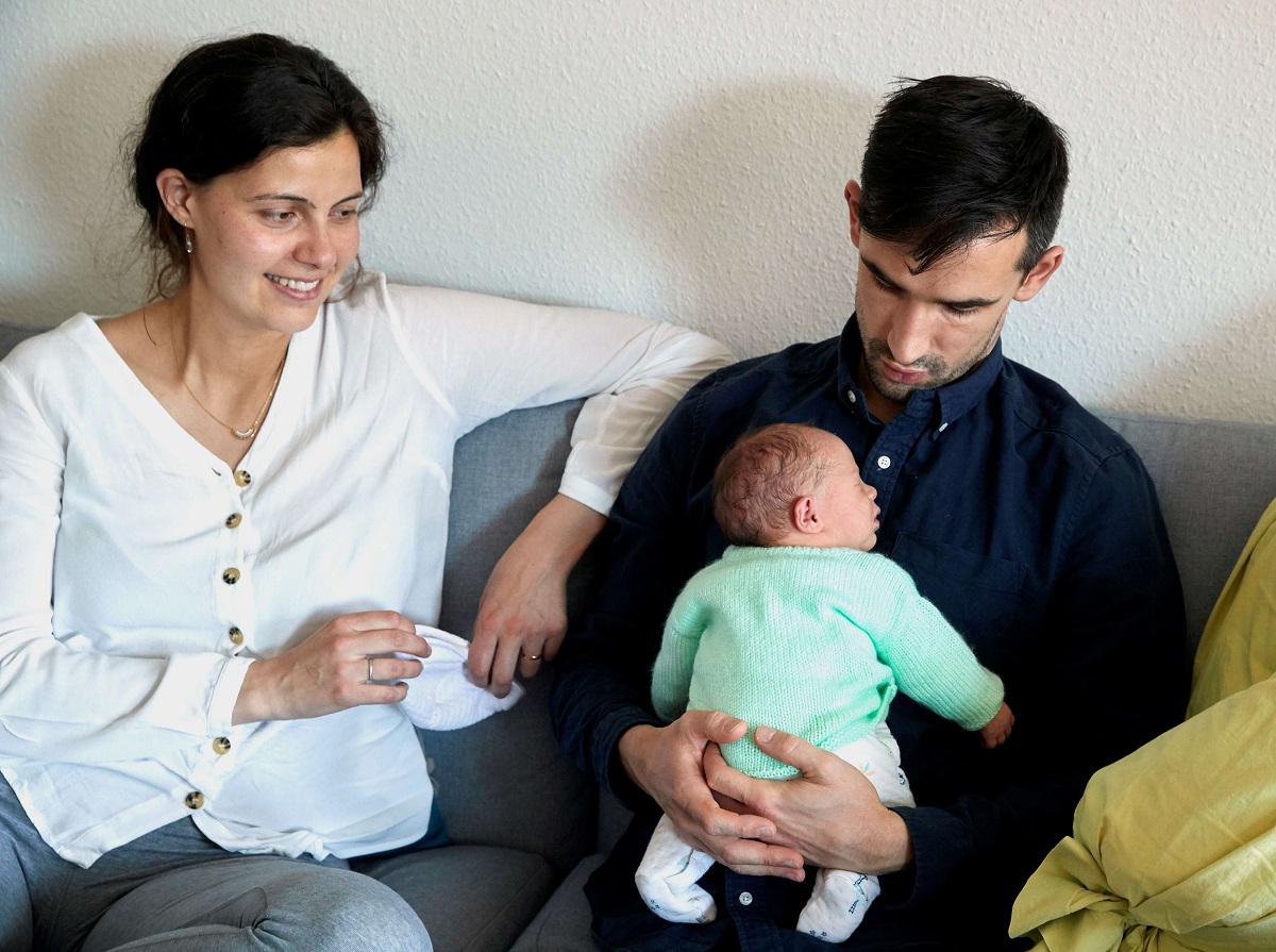 طفل حديث الولادة مع والديه الفرنسيين