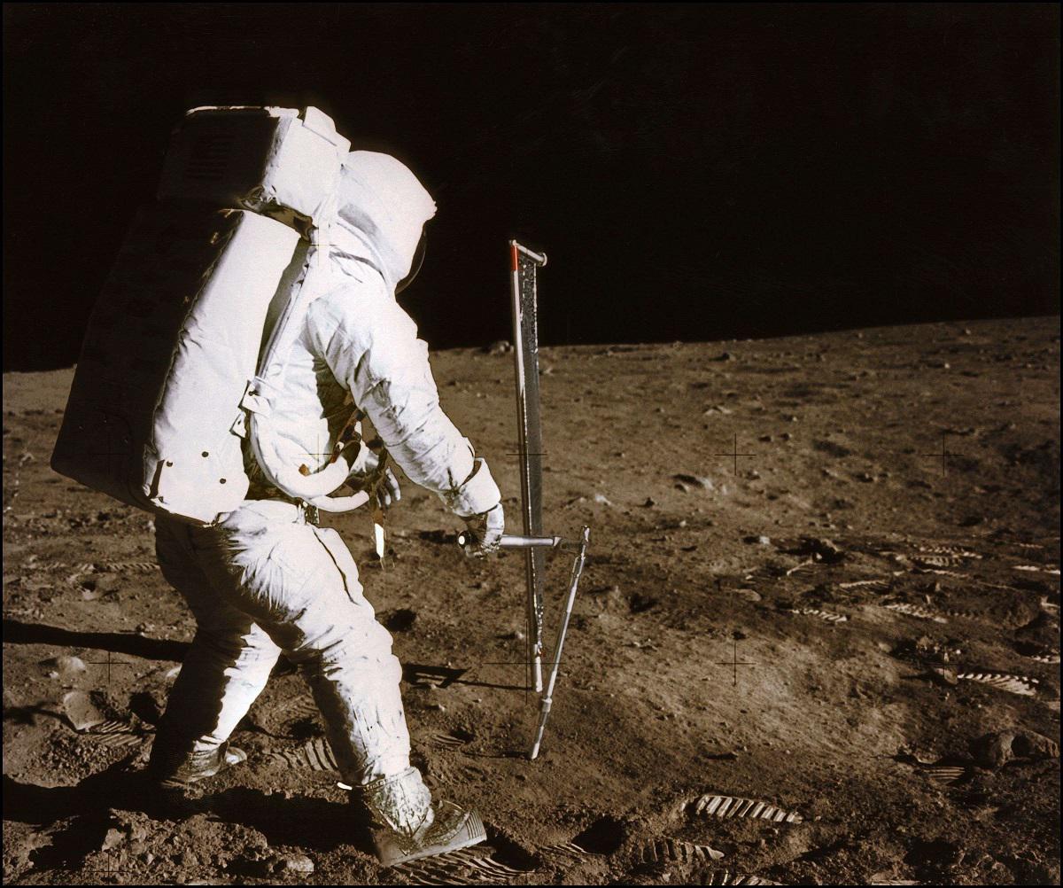 رائد الفضاء الاميركي نيل ارمسترونغ على سطح القمر