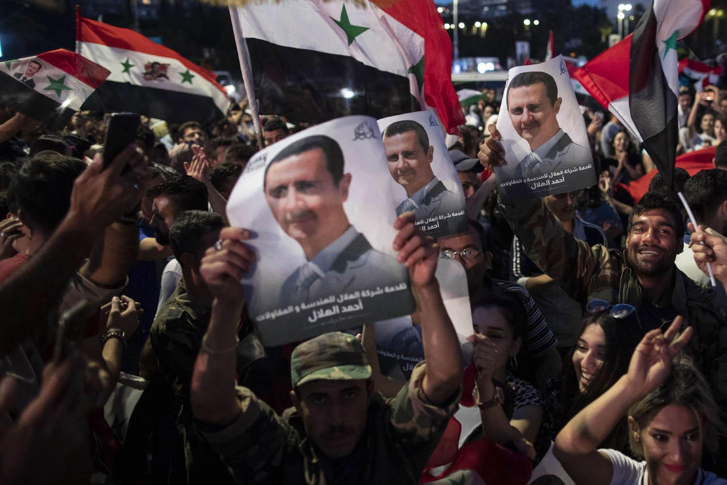 سوريون يحتفلون بفوز الرئيس الأسد بدورة جديدة