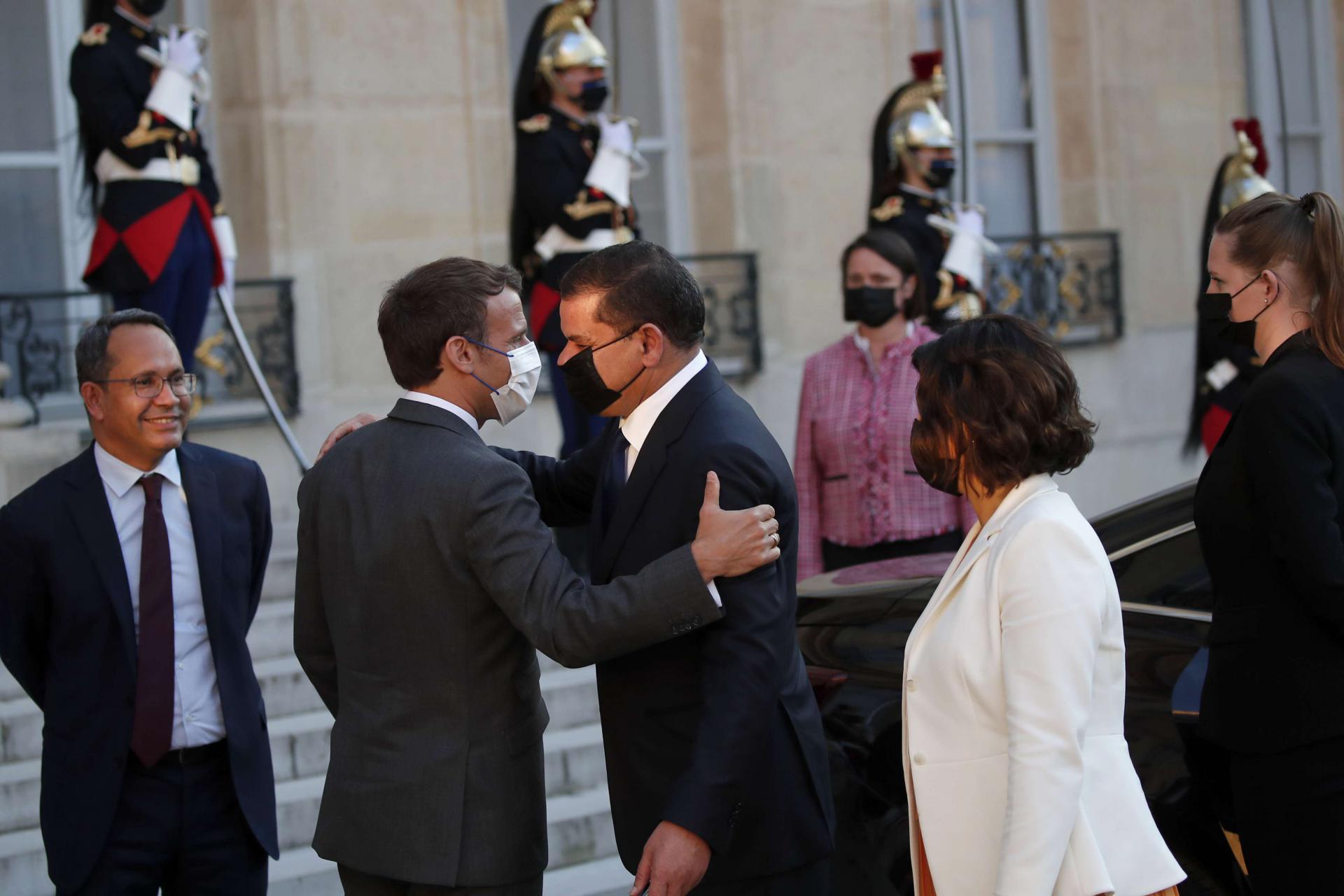 الرئيس الفرنسي إيمانويل ماكرون ورئيس الوزراء الليبي عبدالحميد الدبيبة