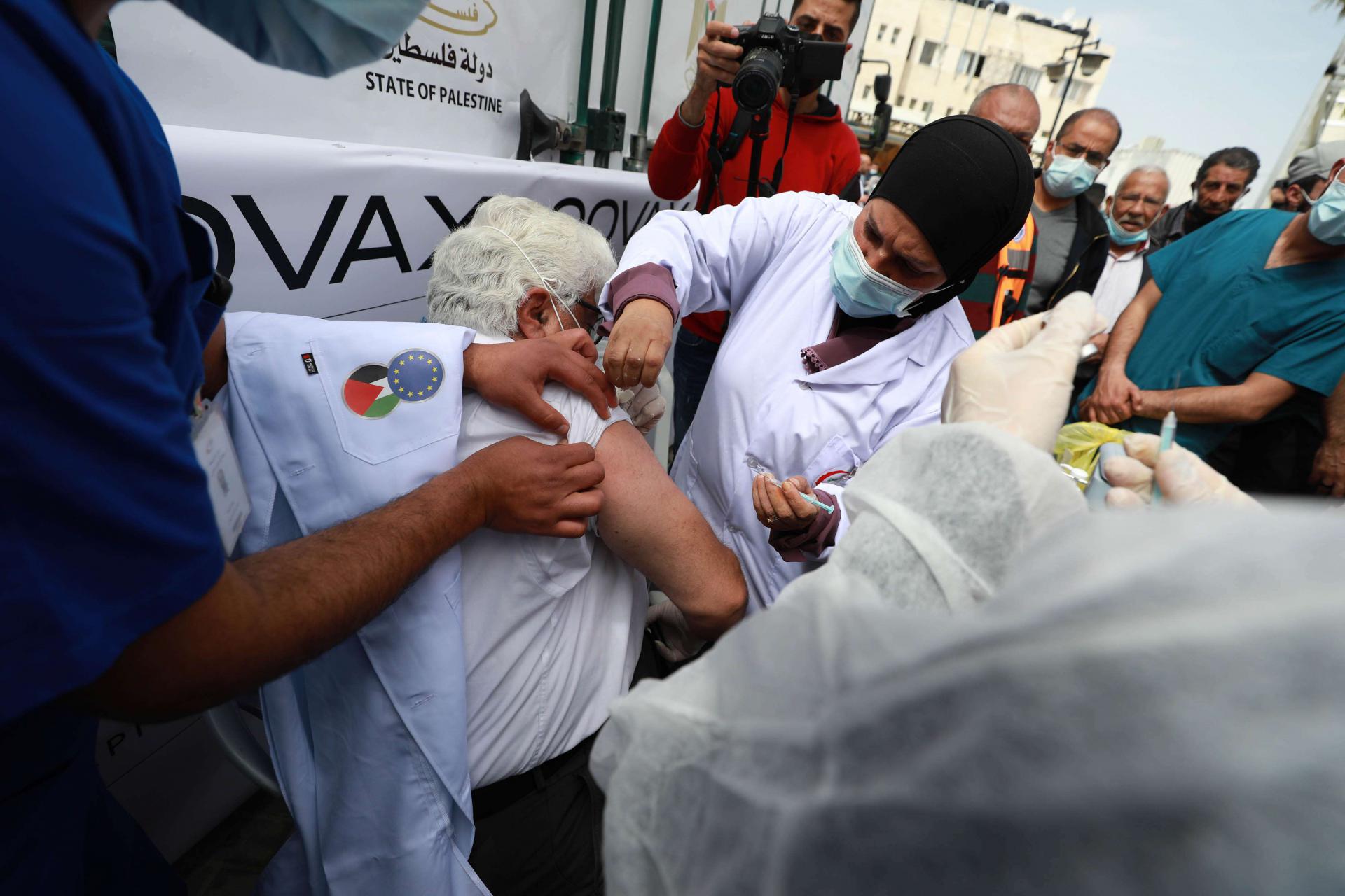 السلطة الفلسطينية اطلقت حملة للتطعيم ضد كورونا