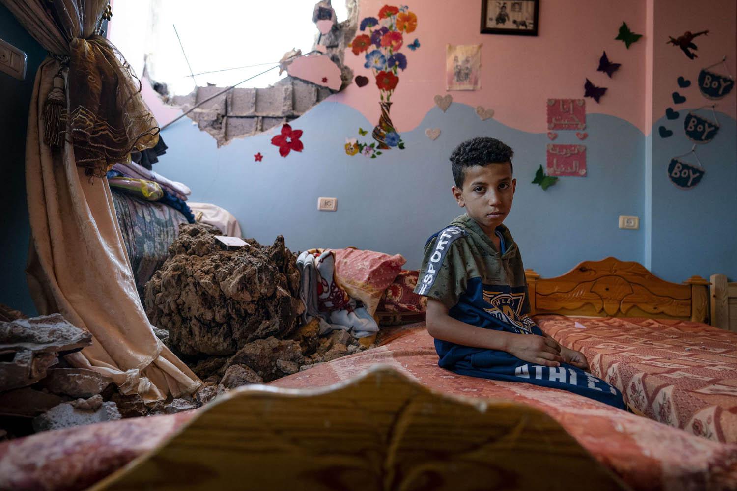 طفل فلسطيني في غرفته المدمرة بالقصف الإسرائيلي على غزة
