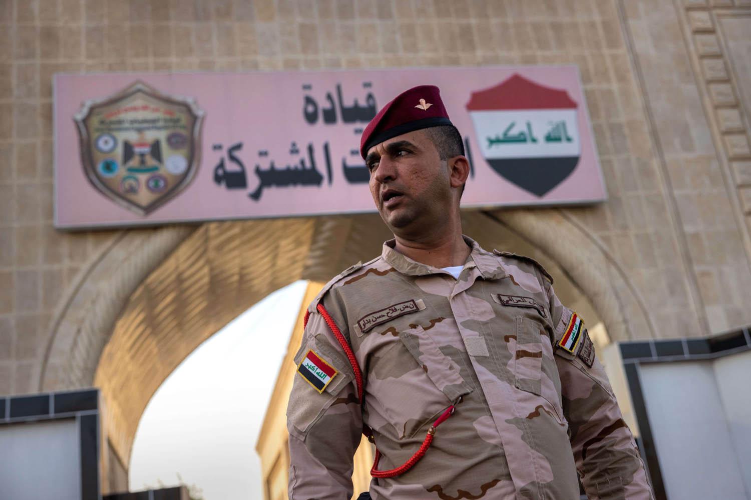 عسكري عراقي يقف عند مدخل من مداخل المنطقة الخضراء
