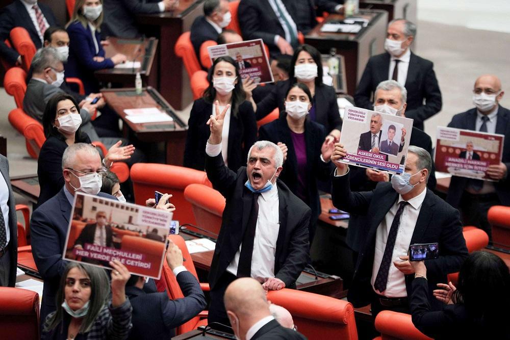 النائب السابق عمر فاروق جرجرلي أوغلو يلوح بإصبيعيه أثناء اعتصامه بالبرلمان
