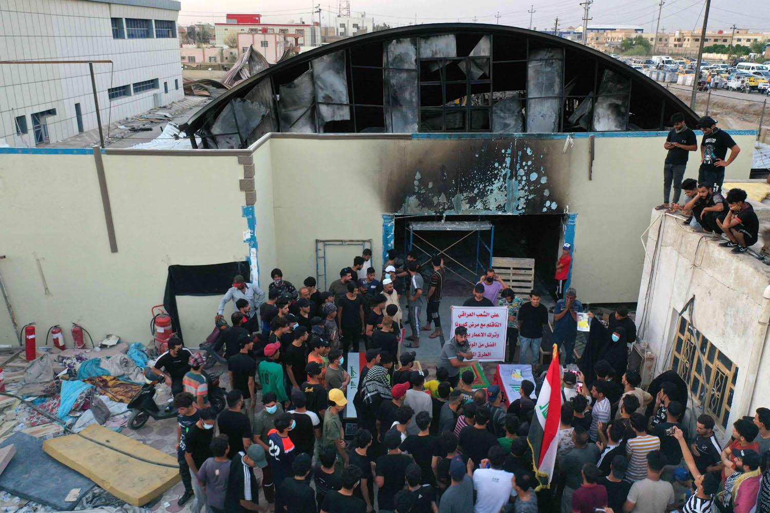 أقارب ضحايا محرقة مستشفى الناصرية يتجمعون امام المبنى حيث قضى اقرباؤهم المرضى حرقا