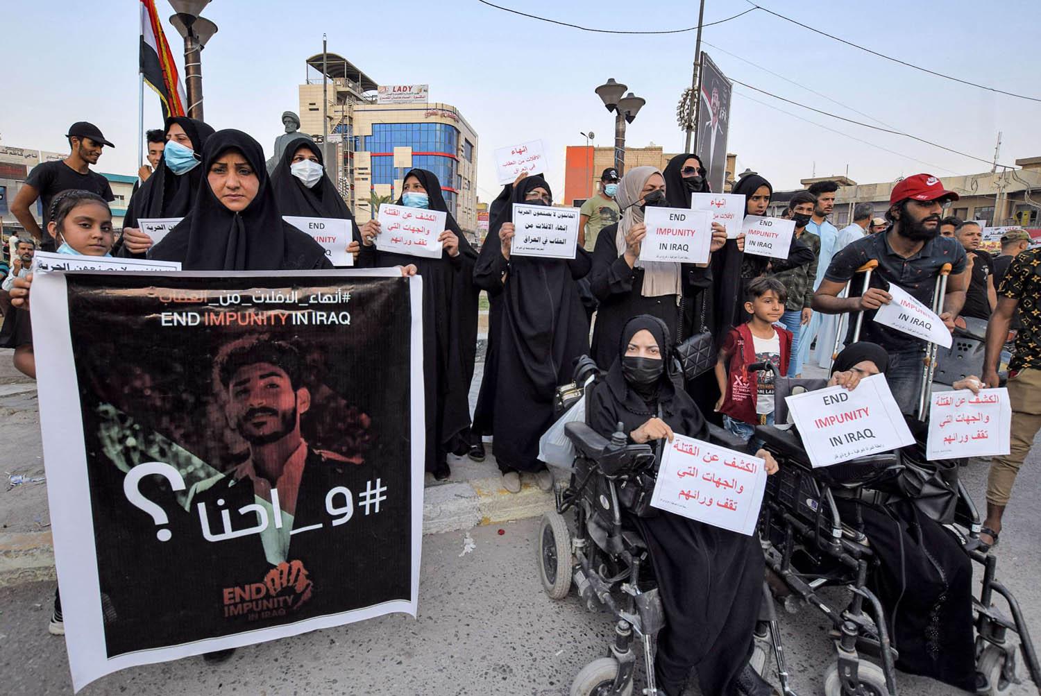 عراقيون يتظاهرون يطالبون بالتحقيق في قتل ابنائهم
