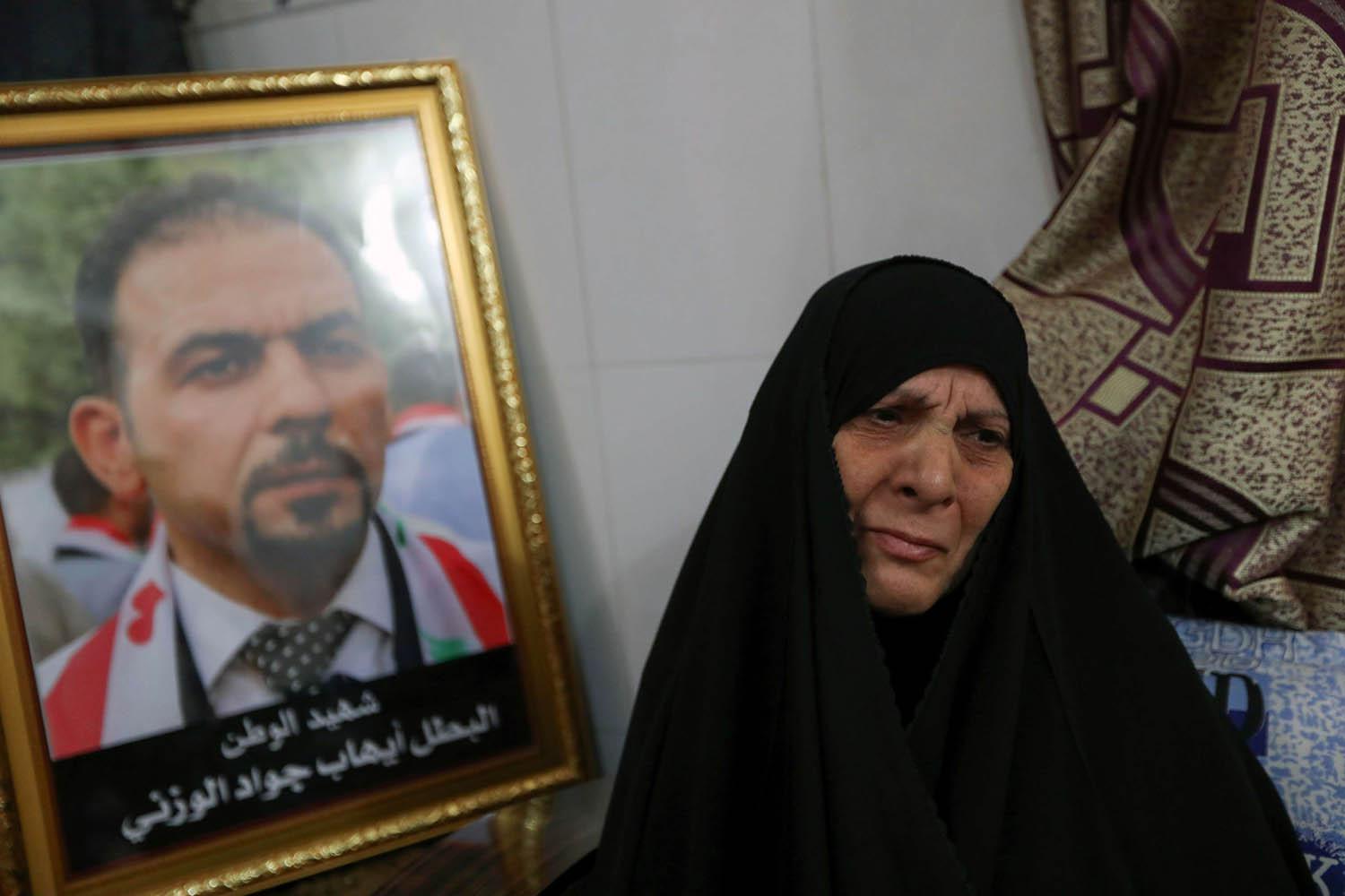 والدة الناشط القتيل ايهاب الوزني تعتصم احتجاجا على عدم تحرك السلطات لكشف الجريمة